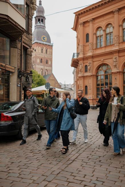 Projekta dalībnieki iepazīst Vecrīgu. Foto: Kaspars Teilāns