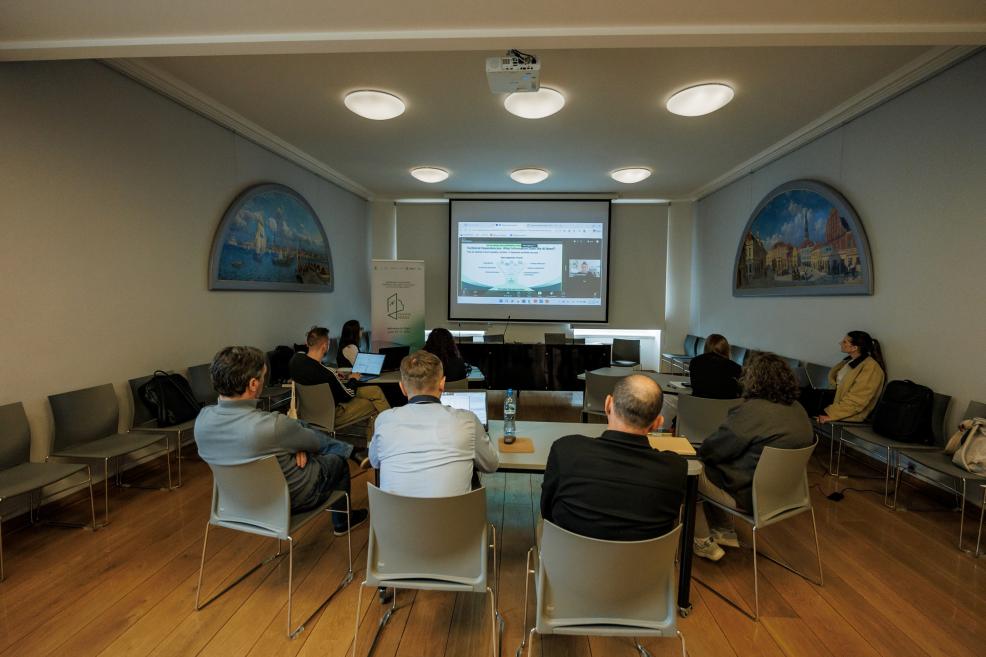 Projekta dalībnieki turpina darbu pie projekta izstrādes. Foto: Kaspars Teilāns