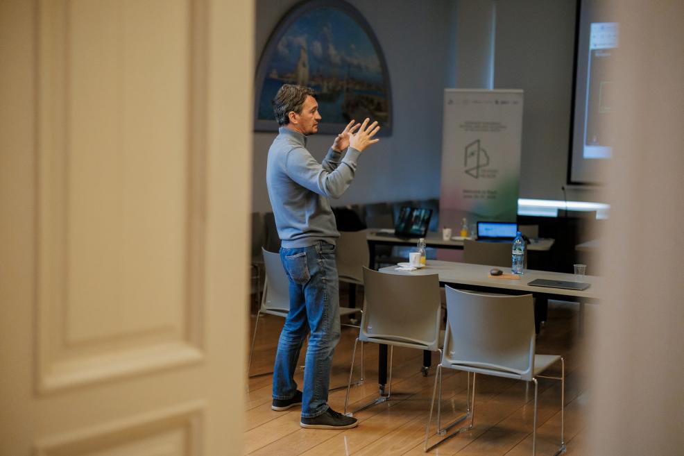 Projekta dalībnieki turpina darbu pie projekta izstrādes. Foto: Kaspars Teilāns