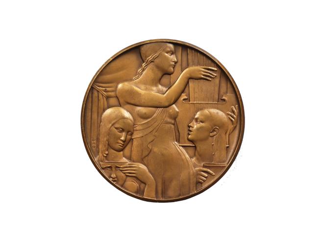 Bronzas medaljons ar reljefu, kurā attēlota sievietes figūra un divi stilizēti portreti pie lirai līdzīga instrumenta.