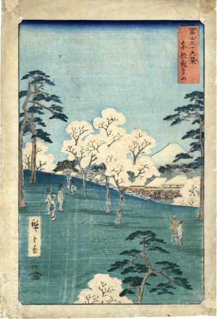 Japāņu ukiyo-e krāsainā iespiedgrafika ar ziedošiem ķiršu kokiem, pastaigājošiem cilvēkiem un kalnu fonā.
