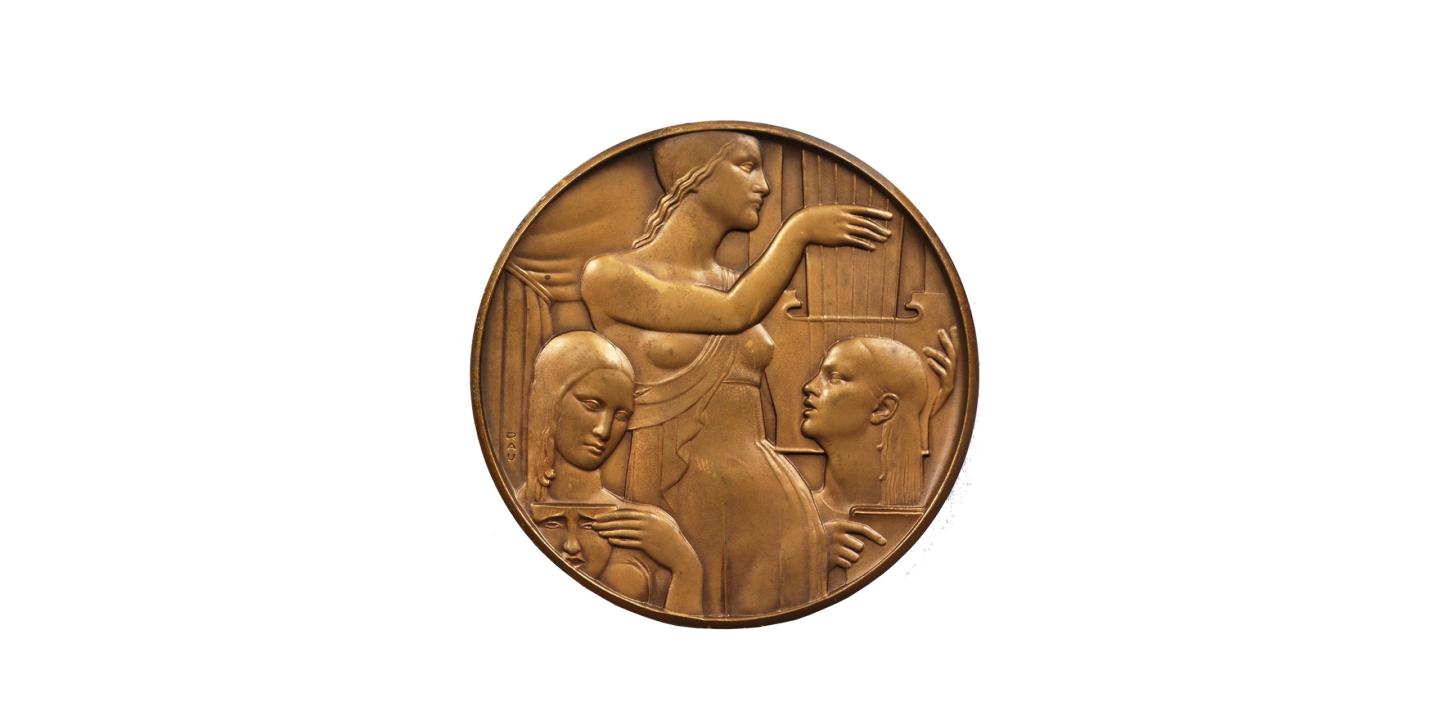Bronzas medaljons ar reljefu, kurā attēlota sievietes figūra un divi stilizēti portreti pie lirai līdzīga instrumenta.