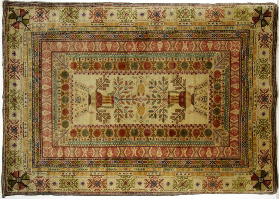 Anša Cīruļa paklājs (1932) dekorēts ar ģeometriskiem un tautas ornamentiem sarkanā, zaļā un dzeltenā gammā.