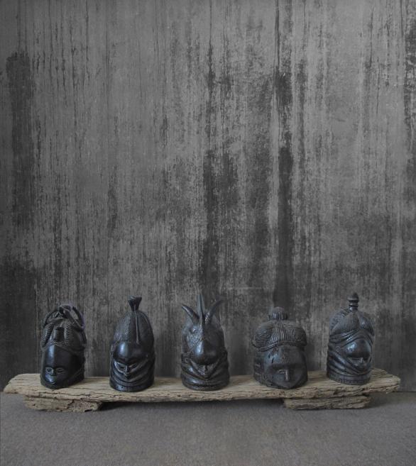 Ķiverveida maskas. Mende etniskā grupa, Sjerraleone, Libērija. 20. gs. Koks, dabīgs pigments. Tukku Magi kolekcija. Publicitātes foto