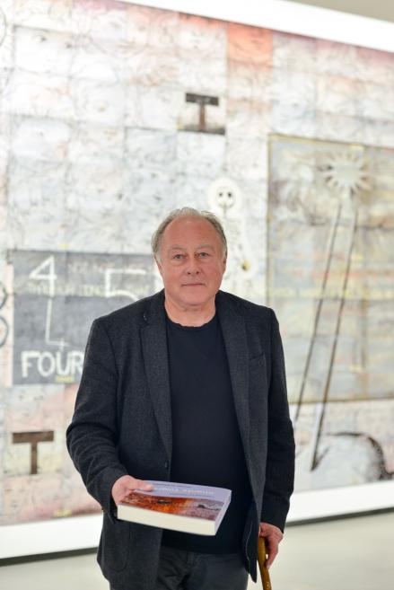 Imants Tillers savā personālizstādē &ldquo;Ceļojums uz nekurieni&rdquo; (2018)