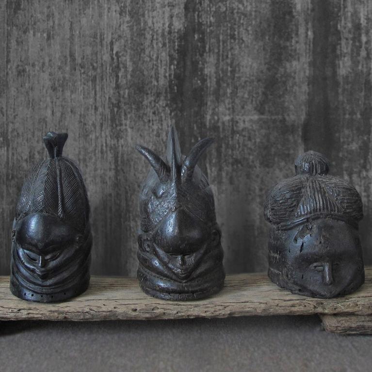 Ķiverveida maskas. Mende etniskā grupa, Sjerraleone, Libērija. 20. gs. Koks, dabīgs pigments. Tukku Magi kolekcija. Publicitātes foto