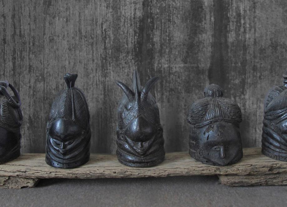 Ķiverveida maskas. Mende etniskā grupa, Sjerraleone, Libērija. 20. gs. Koks, dabīgs pigments. Tukku Magi kolekcija. Publicitātes foto