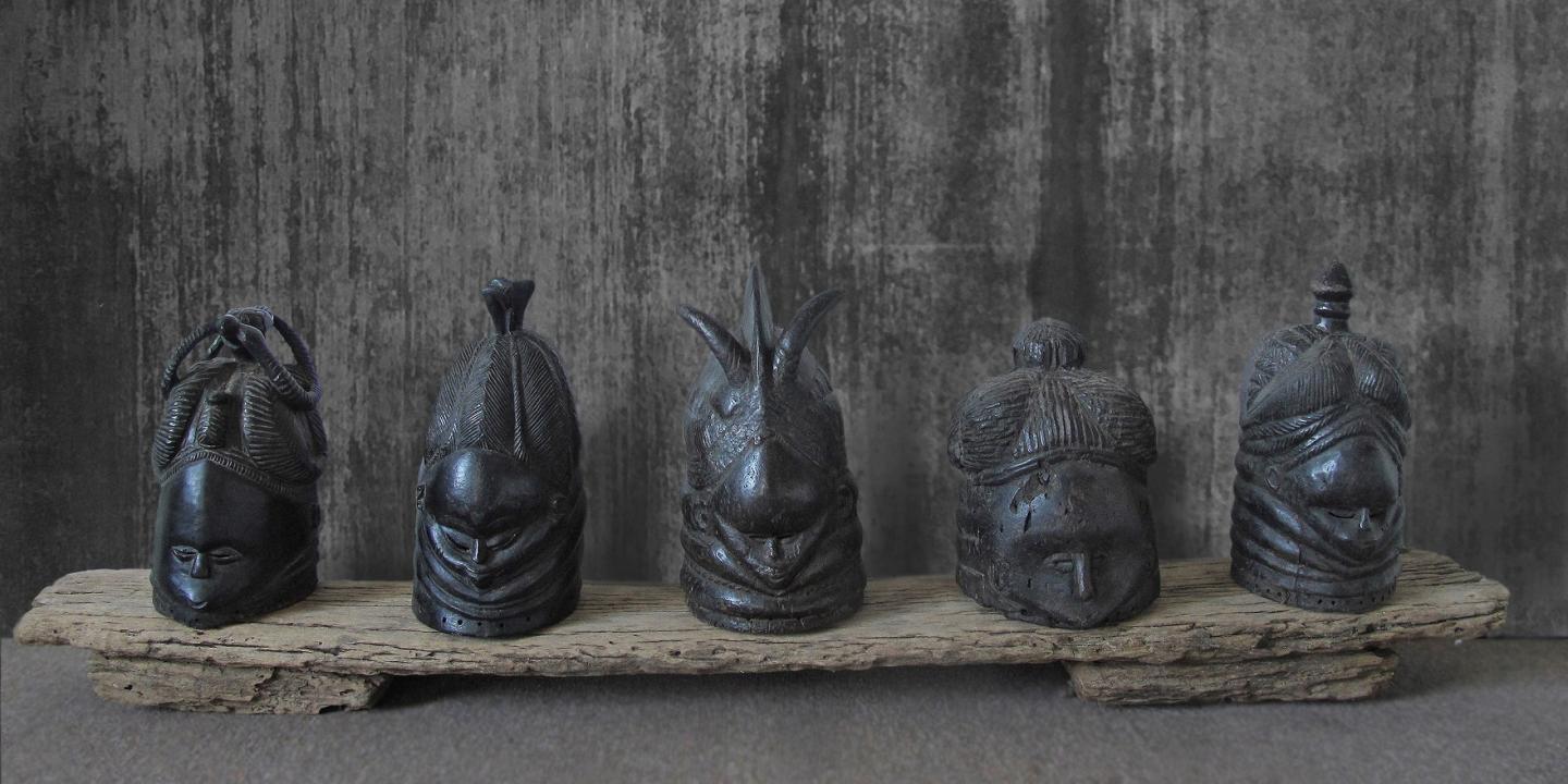 Ķiverveida maskas. Mende etniskā grupa, Sjerraleone, Libērija. 20. gs. Koks, dabīgs pigments. Tukku Magi kolekcija. Publicitātes foto