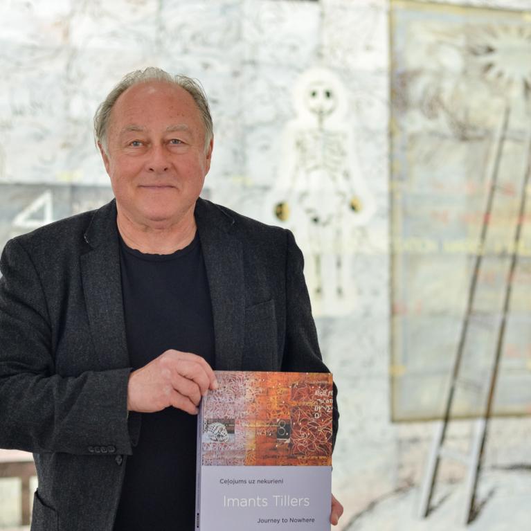 Imants Tillers savā personālizstādē &ldquo;Ceļojums uz nekurieni&rdquo; (2018)