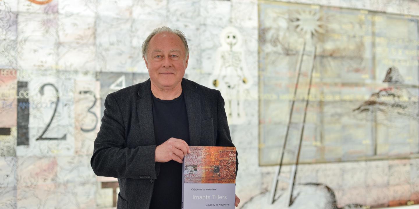 Imants Tillers savā personālizstādē &ldquo;Ceļojums uz nekurieni&rdquo; (2018)