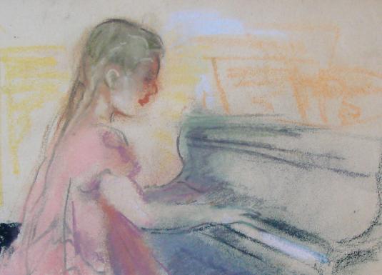 Pastelī zīmēta meitene sēž pie klavierēm un spēlē, fonā redzami viegli iekrāsoti interjera silueti.