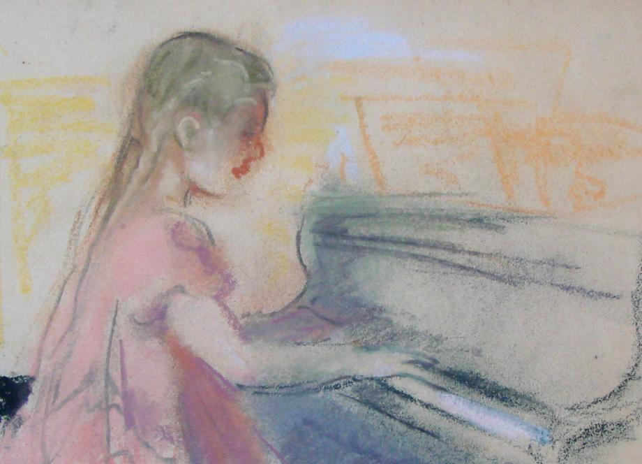 Pastelī zīmēta meitene sēž pie klavierēm un spēlē, fonā redzami viegli iekrāsoti interjera silueti.