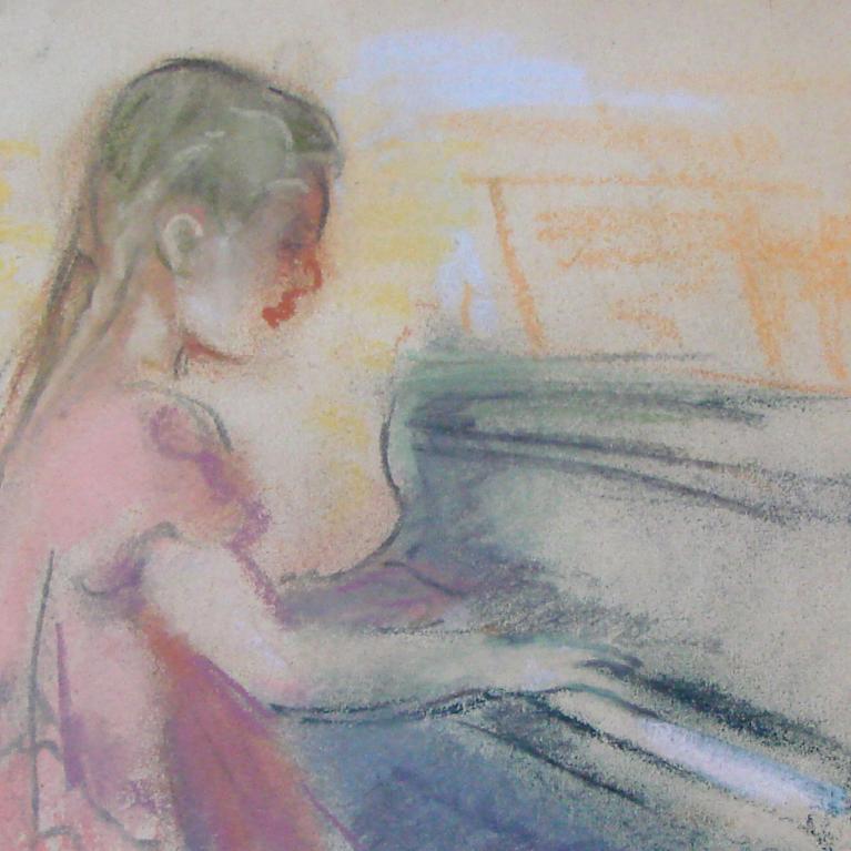 Pastelī zīmēta meitene sēž pie klavierēm un spēlē, fonā redzami viegli iekrāsoti interjera silueti.