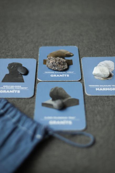 Kartītes ar akmeņu paraugiem un attēliem par granītu un marmoru.