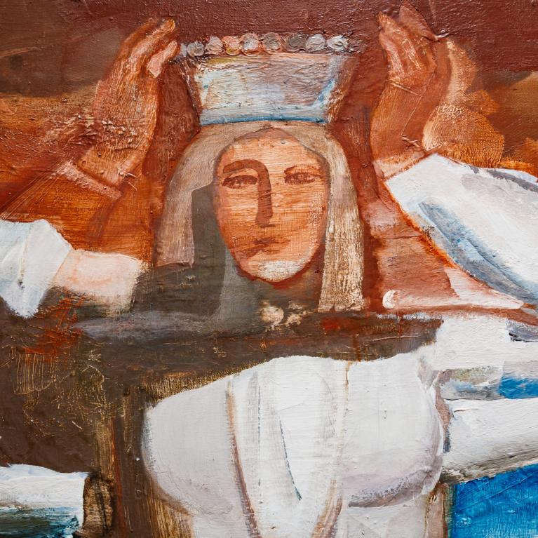 Glezna ar sievietes tēlu baltā tērpā, kura paceļ galvas rotu, ko tur ar abām rokām siltu brūnu toņu fonā.