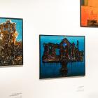 Muzeja sienā izkārtotas četras krāsainas abstraktas gleznas dažādos formātos ar izteiktiem zilas, sarkanas un zeltainas krāsas laukumiem.