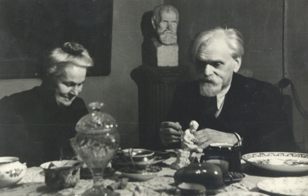 Teodors Zaļkalns with his Family and Friends. Late 19th century. Photograph.&nbsp;LNMA collection