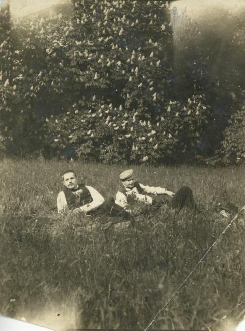 Nezināms autors.&nbsp;Teodors Zaļkalns ar Gustavu &Scaron;ķilteru Boloņas mežā. 1900. Fotopapīrs.&nbsp;LNMM kolekcija