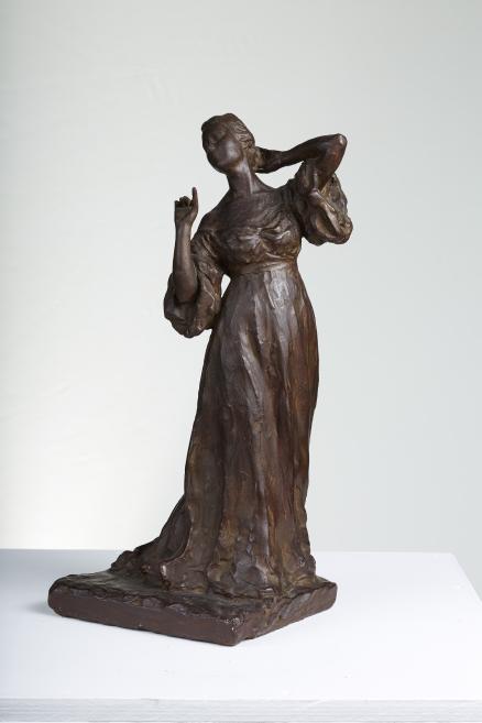 Gustavs &Scaron;ķilters.&nbsp;Pie spoguļa.&nbsp;1922. Patinēts ģipsis.&nbsp;LNMM kolekcija