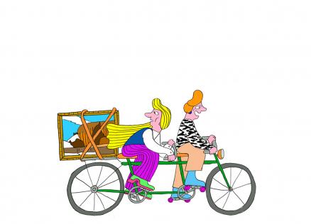 Divi cilvēki brauc ar tandēma velosipēdu, aizmugurē pārvadājot ar siksnām piestiprinātu ainavas gleznu.