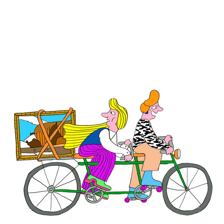 Divi cilvēki brauc ar tandēma velosipēdu, aizmugurē pārvadājot ar siksnām piestiprinātu ainavas gleznu.