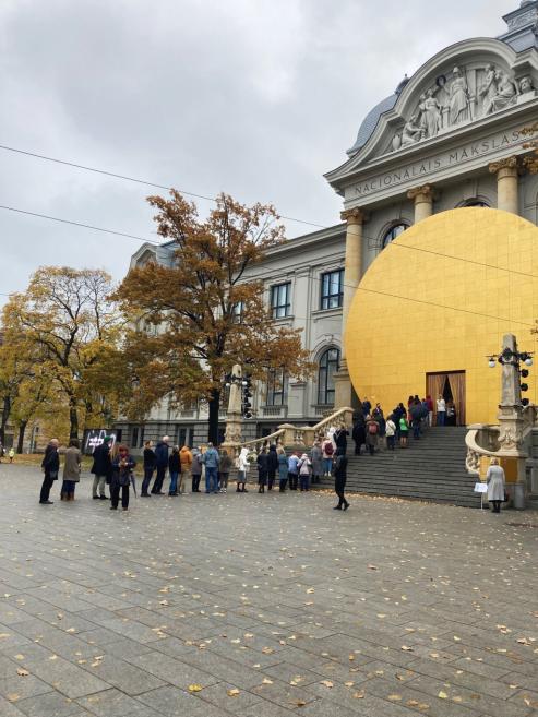 Apmeklētāju rinda uz Latvijas Nacionālo mākslas muzeju izstādes &ldquo;PURVĪTIS&rdquo; pēdējā dienā. Rīga, 16.10.2022. Foto: Annija Sauka