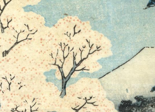 Japāņu grafikas fragments ar ziedošiem kokiem, smalkiem zariem un gaišu kalna siluetu uz zilganas debess fona.