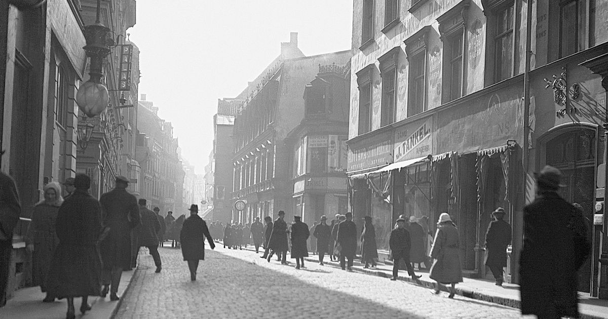 Wandering the Streets: Urban Visions of Latvian Modernists - Art