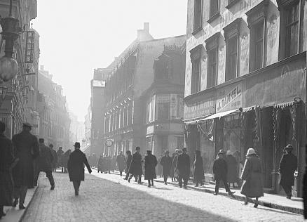 Melnbalta fotogrāfija ar Kaļķu ielu 1920. gadā.