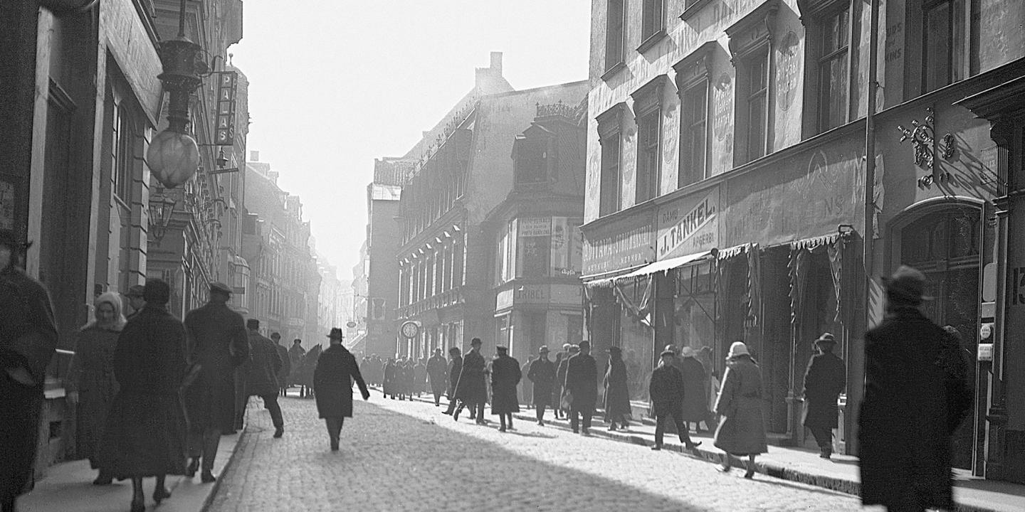 Kaļķu Street. Early 1920s. Vilis Rīdzenieks. Glass plate negative. Museum of the History of Riga and Navigation