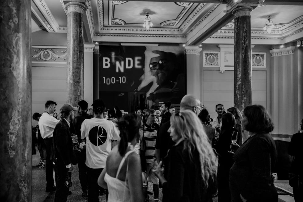 Black and white image of the entrance area of ​​the exhibition.