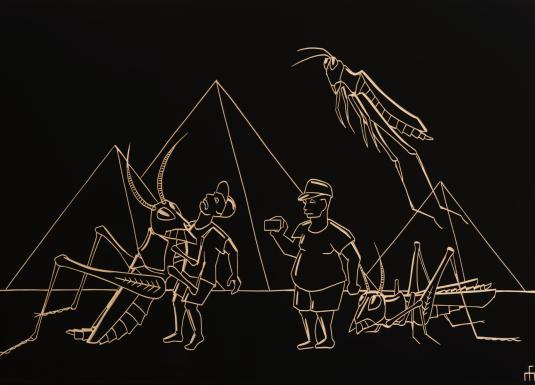 Stilizētā līnijzīmējumā uz melna fona attēlotas cilvēku figūras un lieli siseņi pie piramīdām.