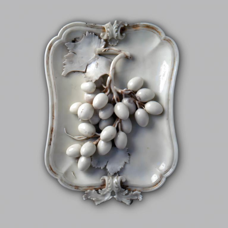 Tray with Bunch of Grapes in Relief. Capodimonte, Real Fabbrica. C.1750. Porcelain. 31 x 22.4 cm. Palazzo Madama collection. Inv. 3008/CPublicitātes foto / Publicity photo &copy; Palazzo Madama, Museo Civico d&rsquo;Arte Antica di Torino. Courtesy Fondazione Torino Musei