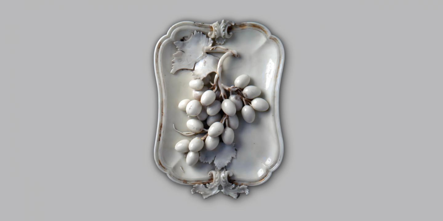 Tray with Bunch of Grapes in Relief. Capodimonte, Real Fabbrica. C.1750. Porcelain. 31 x 22.4 cm. Palazzo Madama collection. Inv. 3008/CPublicitātes foto / Publicity photo &copy; Palazzo Madama, Museo Civico d&rsquo;Arte Antica di Torino. Courtesy Fondazione Torino Musei
