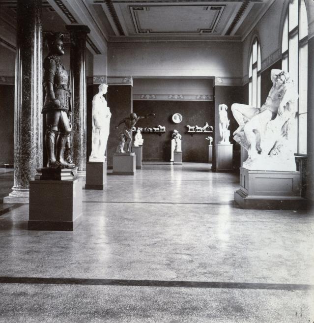 Skulptūru zāles skats ar antīko tēlu ģipša kopijām Rīgas pilsētas mākslas muzejā, 1908. gads.