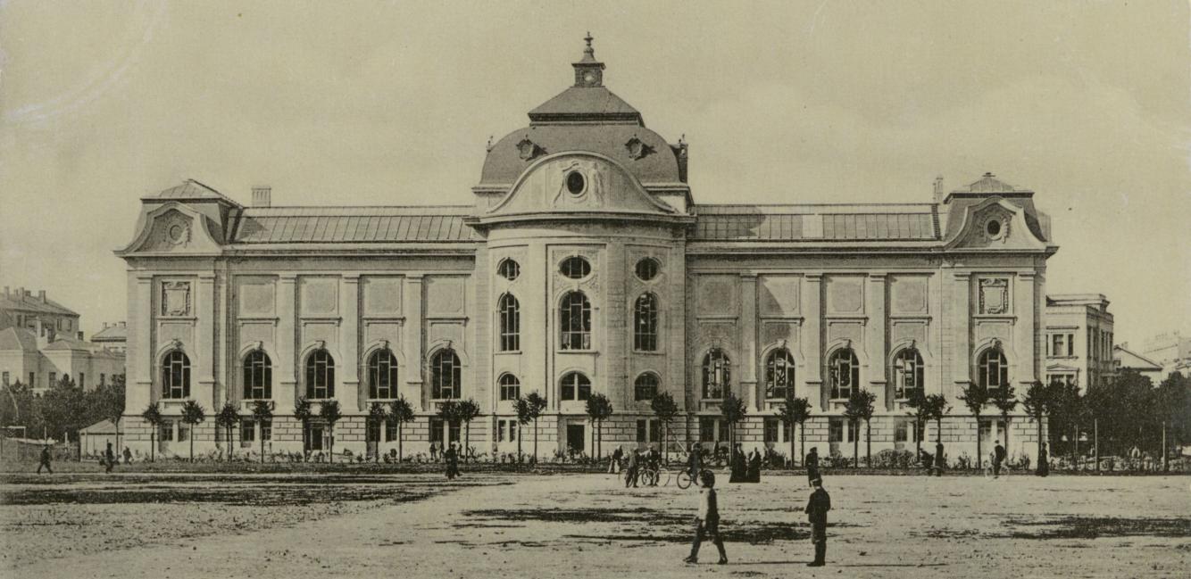 Vēsturiska fotogrāfija ar Rīgas pilsētas mākslas muzeja centrālo fasādi un cilvēkiem Esplanādē, 20. gadsimta sākums.