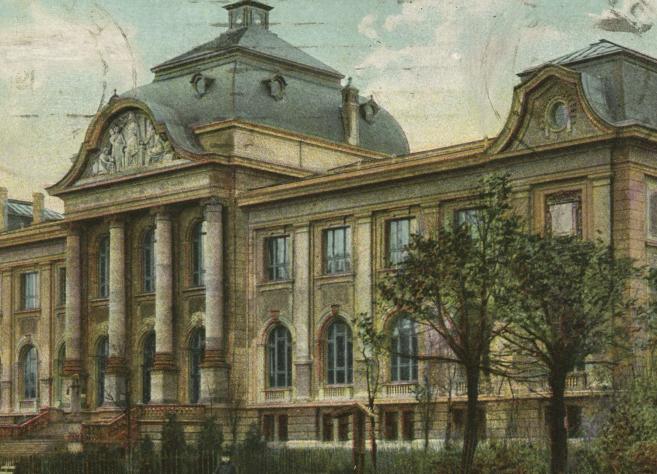 Vēsturiska Rīgas pilsētas mākslas muzeja ēkas pastkarte ar neoklasicisma fasādi un monumentālām kolonnām, 20. gadsimta sākums.