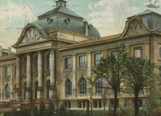 Vēsturiska Rīgas pilsētas mākslas muzeja ēkas pastkarte ar neoklasicisma fasādi un monumentālām kolonnām, 20. gadsimta sākums.