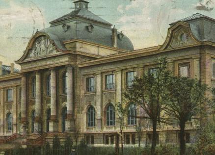 Vēsturiska Rīgas pilsētas mākslas muzeja ēkas pastkarte ar neoklasicisma fasādi un monumentālām kolonnām, 20. gadsimta sākums.