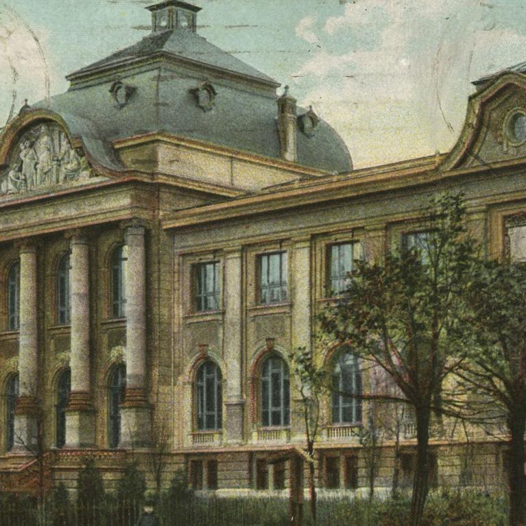 Vēsturiska Rīgas pilsētas mākslas muzeja ēkas pastkarte ar neoklasicisma fasādi un monumentālām kolonnām, 20. gadsimta sākums.
