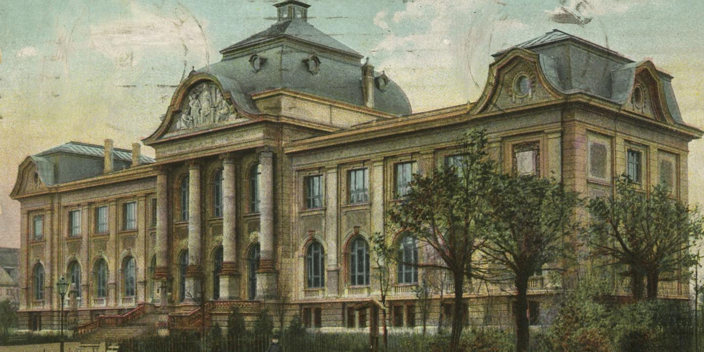 Vēsturiska Rīgas pilsētas mākslas muzeja ēkas pastkarte ar neoklasicisma fasādi un monumentālām kolonnām, 20. gadsimta sākums.