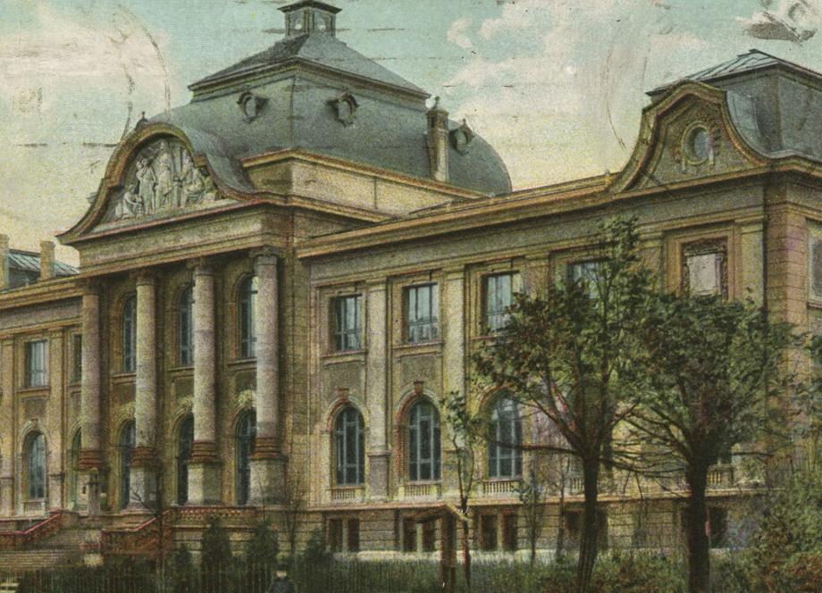 Vēsturiska Rīgas pilsētas mākslas muzeja ēkas pastkarte ar neoklasicisma fasādi un monumentālām kolonnām, 20. gadsimta sākums.