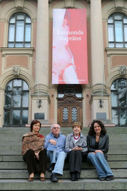 Raimonda Staprāna personālizstāde Latvijas Nacionālajā mākslas muzejā 2006. gadā. No kreisās: izstādes kuratore Elita Ansone, Raimonds Staprāns, Ilona Staprāne, Alda Staprāne. Foto: Gunārs Janaitis