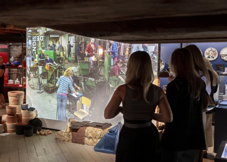Skats no ekspozīcijas Dekoratīvās mākslas un dizaina muzeja un &ldquo;DESIGN Latvia&rdquo; pop-up izstāžu ciklā &ldquo;Dizaina procesi tuvplānā&rdquo;. DMDM, 2024. Foto: Inga Baltā