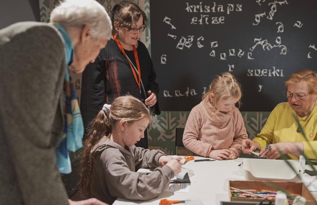 Ģimenes diena Dekoratīvās mākslas un dizaina muzejā. Foto: Oksana Okmi Mizgajeva