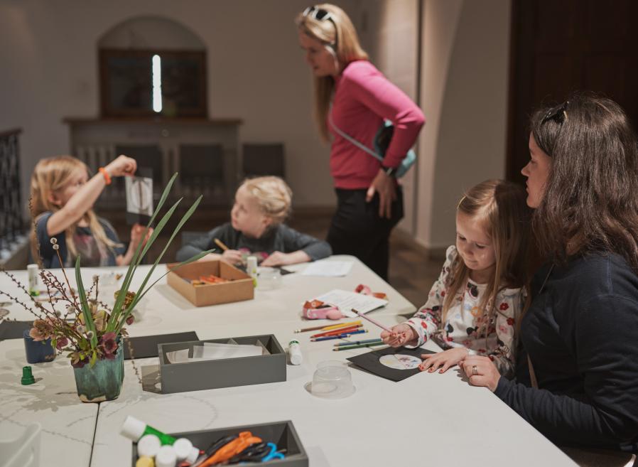 Ģimenes diena Dekoratīvās mākslas un dizaina muzejā. Foto: Oksana Okmi Mizgajeva