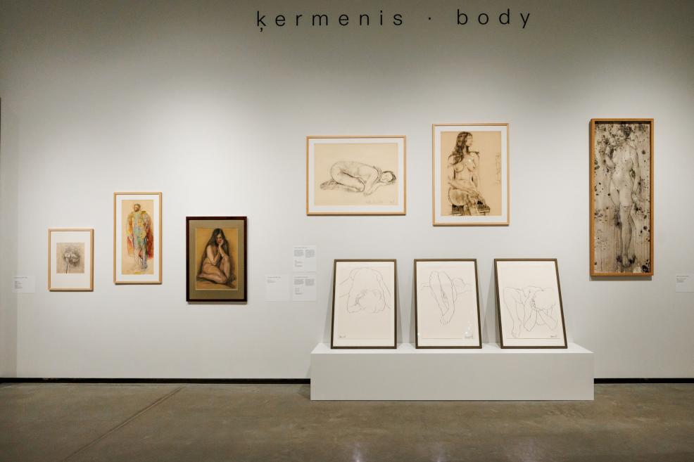 Galerijas siena ar vairākiem ierāmētiem kailfigūras zīmējumiem un gleznām zem uzraksta ķermenis · body.