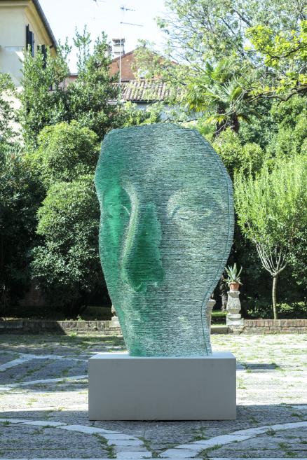 Ernesta Vītiņa stikla skulptūra &ldquo;Nefertiti&rdquo; (2025) izstādē &ldquo;GLASSTRESS 2026&rdquo; Ca&rsquo; Tron pagalmā Venēcijā. Foto: Francesco Allegretto, Berengo Studio