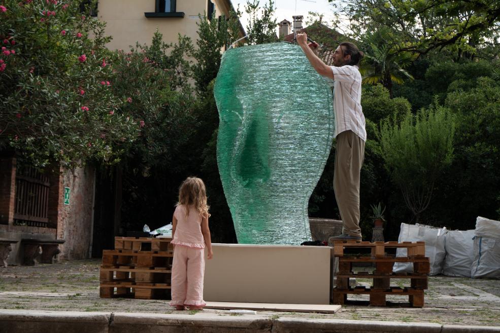 Ernesta Vītiņa vides objekta &ldquo;Nefertiti&rdquo; (2025) uzstādī&scaron;ana izstādē &ldquo;GLASSTRESS 2026&rdquo; Venēcijā. Foto: Linda Vītiņa