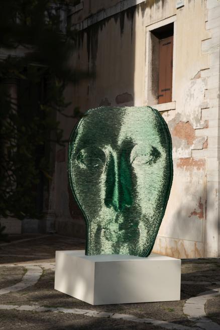 Ernesta Vītiņa stikla skulptūra &ldquo;Nefertiti&rdquo; (2025) izstādes &ldquo;GLASSTRESS 2026&rdquo; atklā&scaron;anas dienā Ca&rsquo; Tron and Fondazione Berengo Art Space pagalmā Venēcijā. Foto: Linda Vītiņa